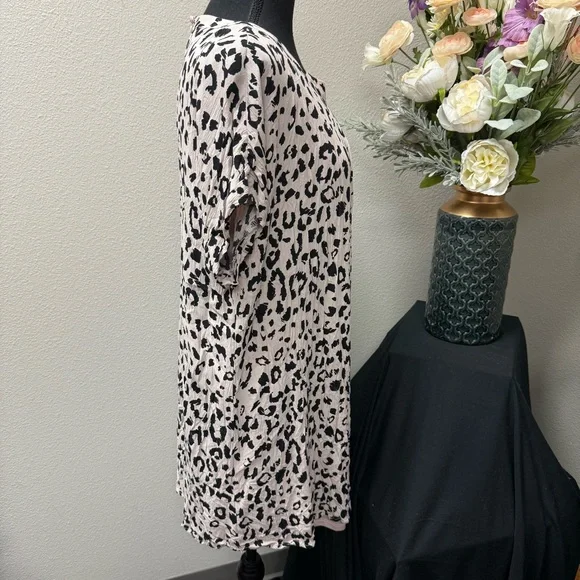 Andrée by Unit Blush Leopard Print Pleated Tunic Top Short Sleeve Large - Picture 4 of 7